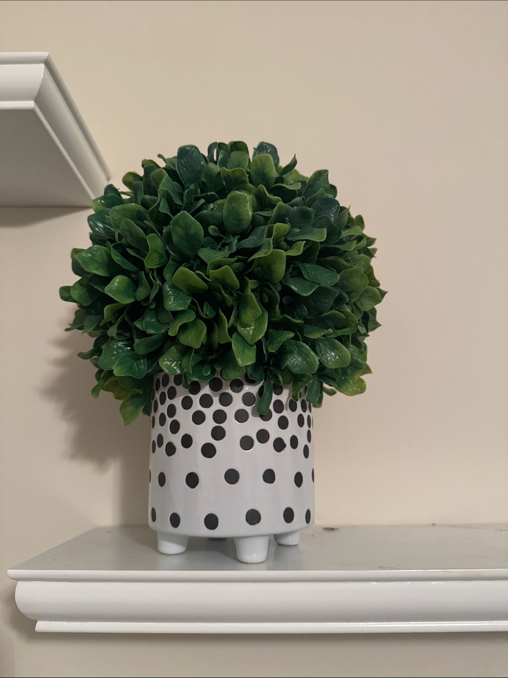 Artificial boxwood topiary ball planter - Picture 3 of 5